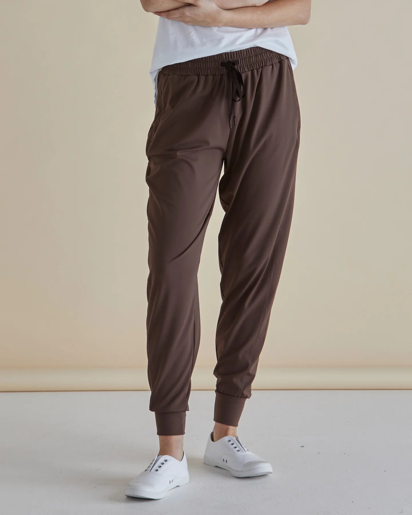 BETTY BASICS Cara Travel Jogger - Brown