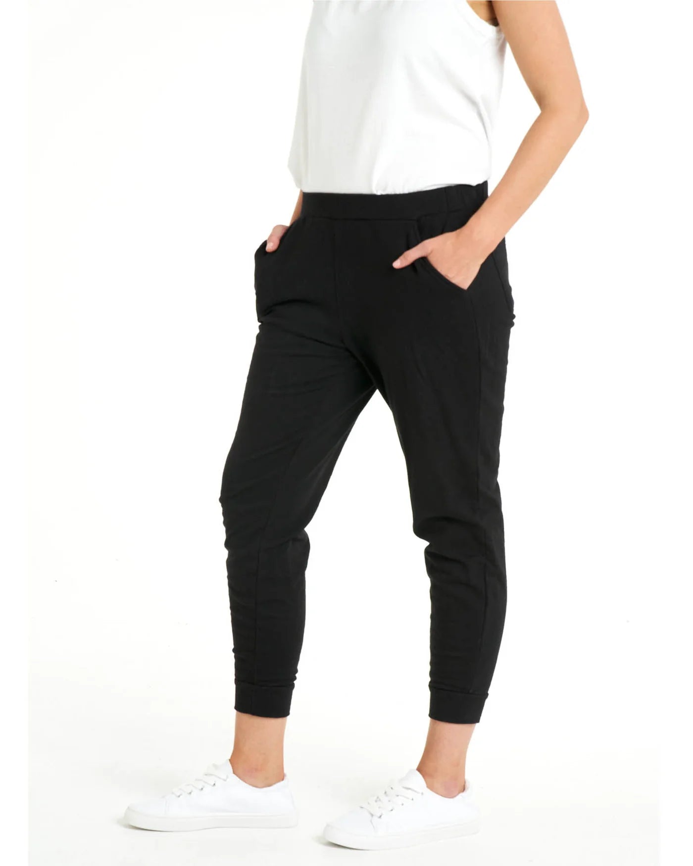 BETTY BASICS Lindsay Jogger - Black
