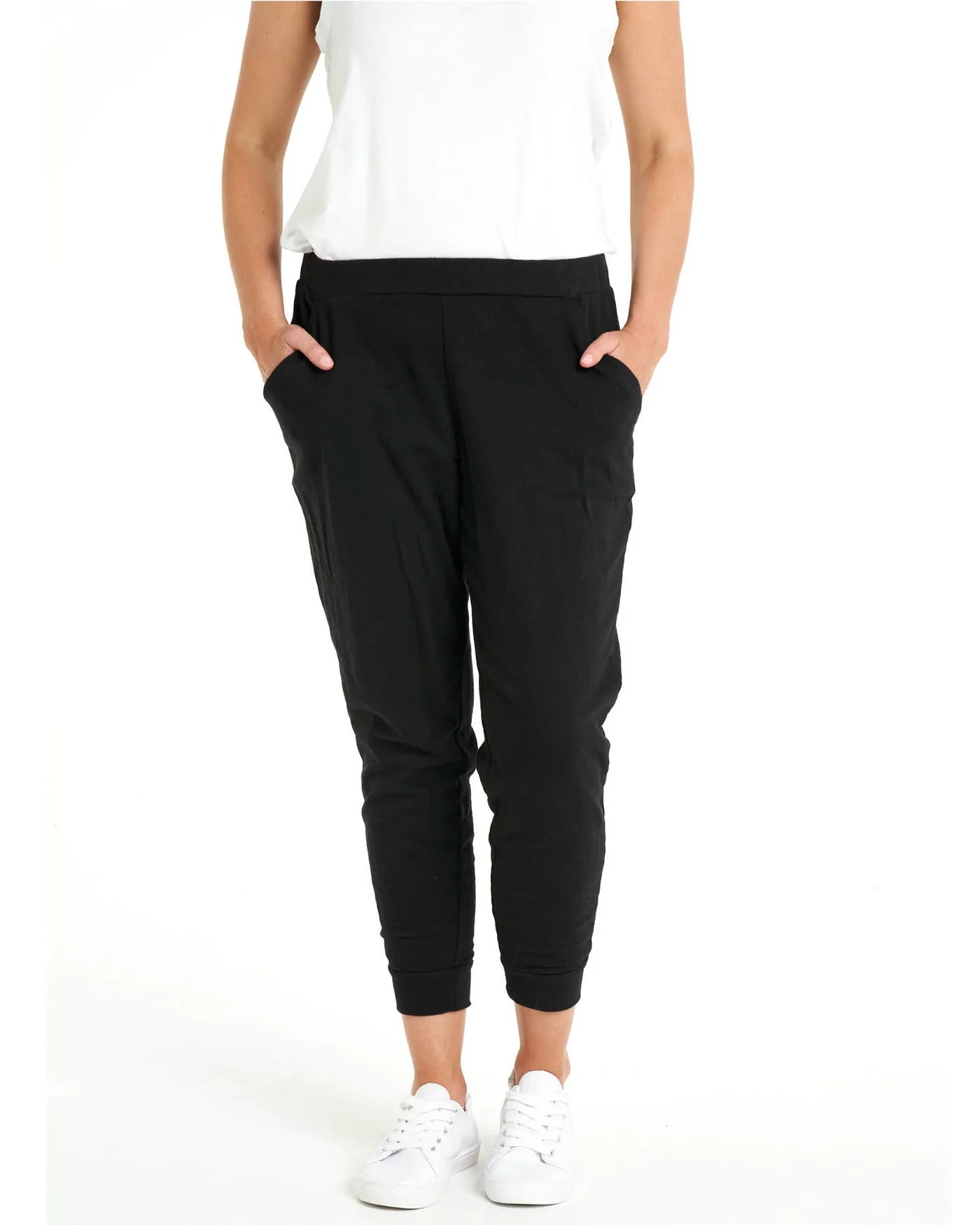 BETTY BASICS Lindsay Jogger - Black
