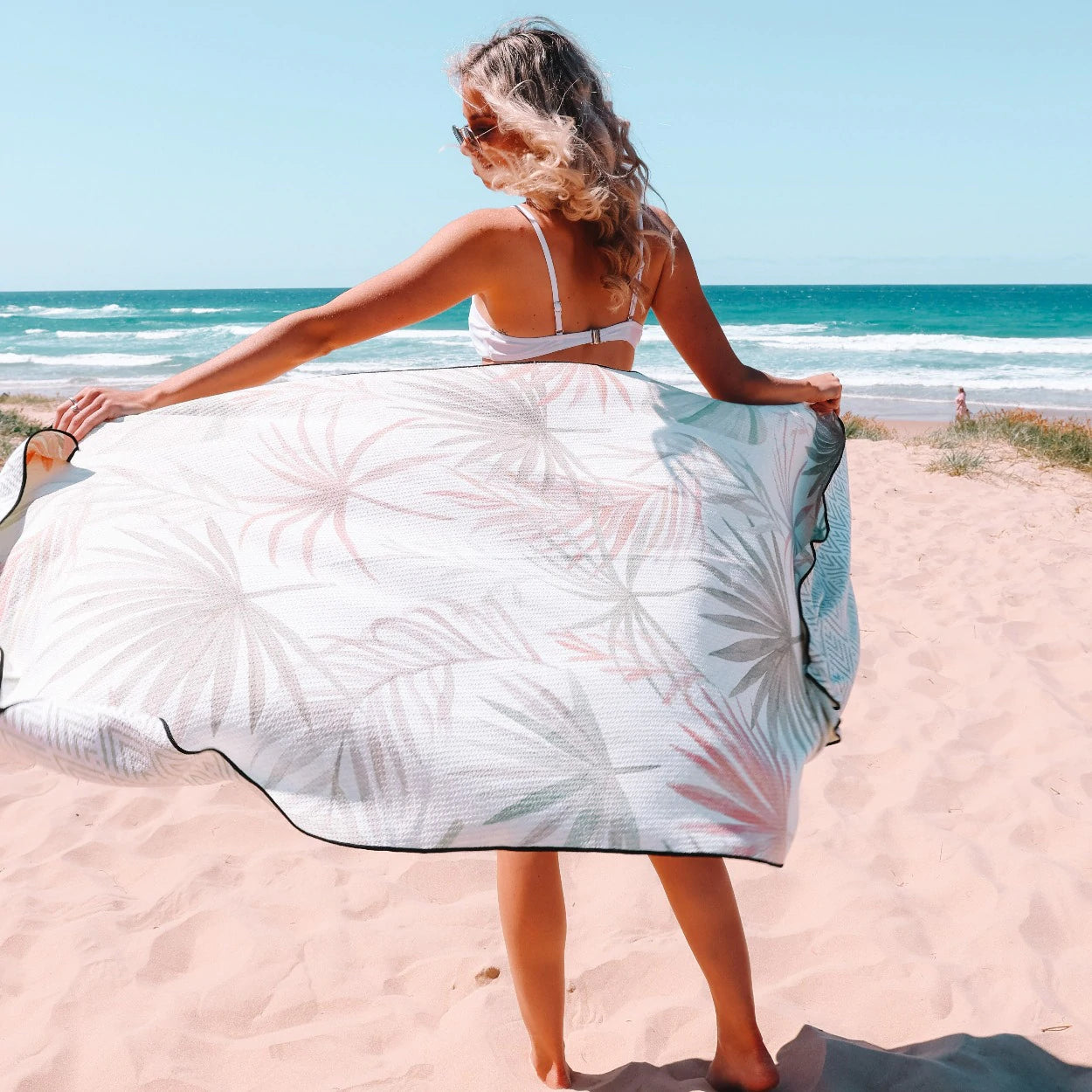 THE WHITEHAVEN - SAND FREE TOWEL (2 SIZES)