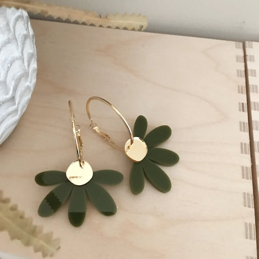 FOXIE COLECTIVE Jumbo Daisy Hoop Earrings - Olive & Gold