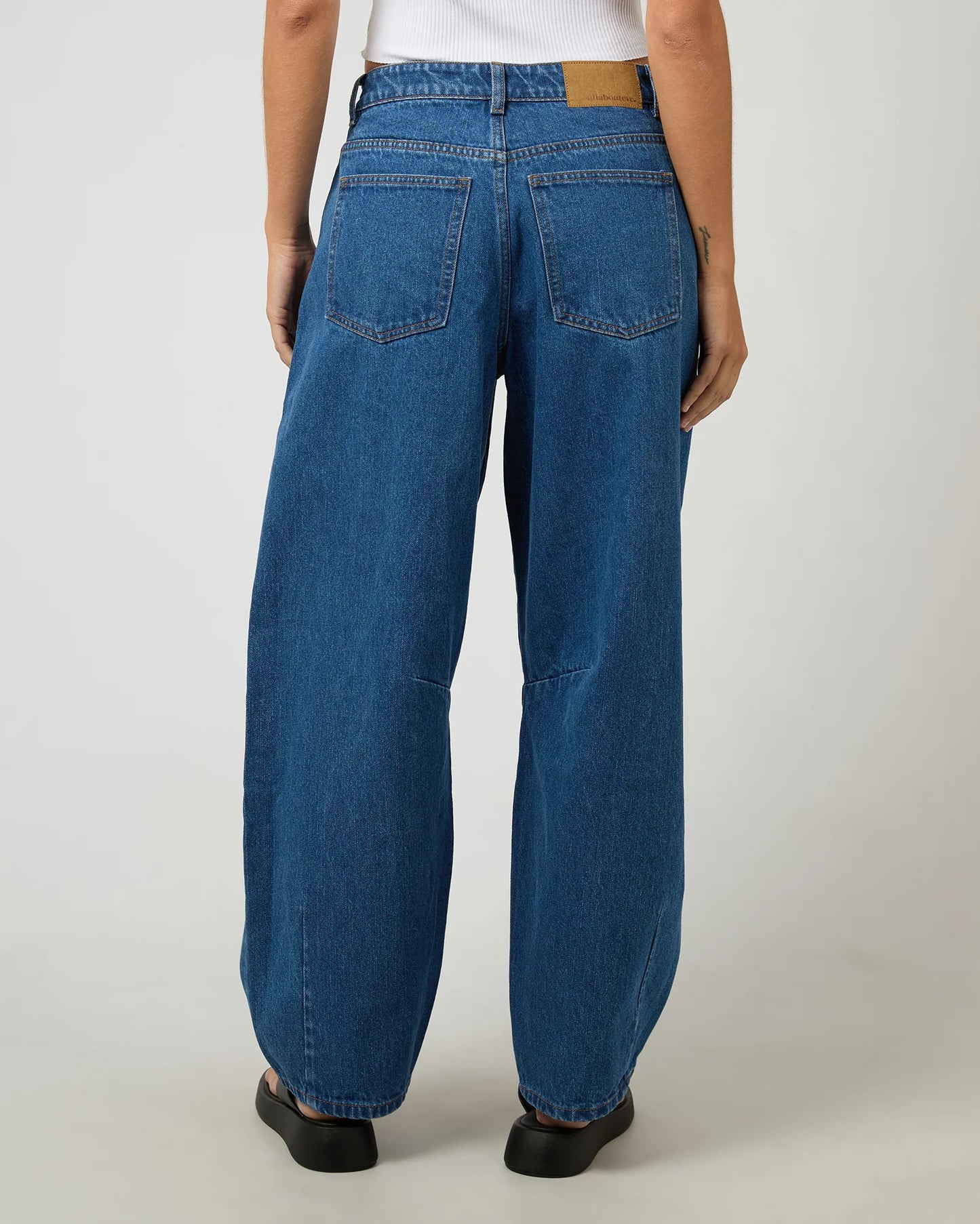 ALL ABOUT EVE Hallie Barrel Leg Jean - Blue Denim