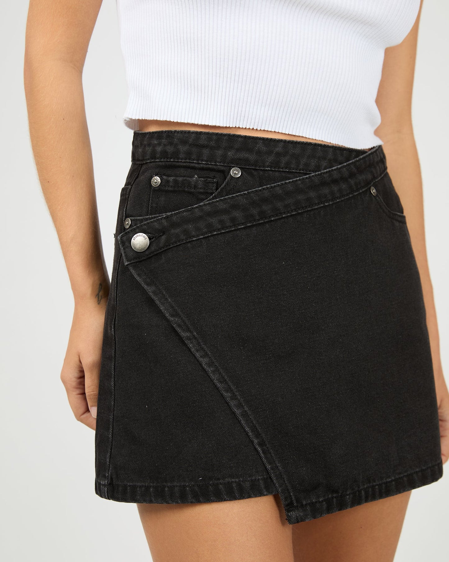 ALL ABOUT EVE Lenni Mini Skort - Black