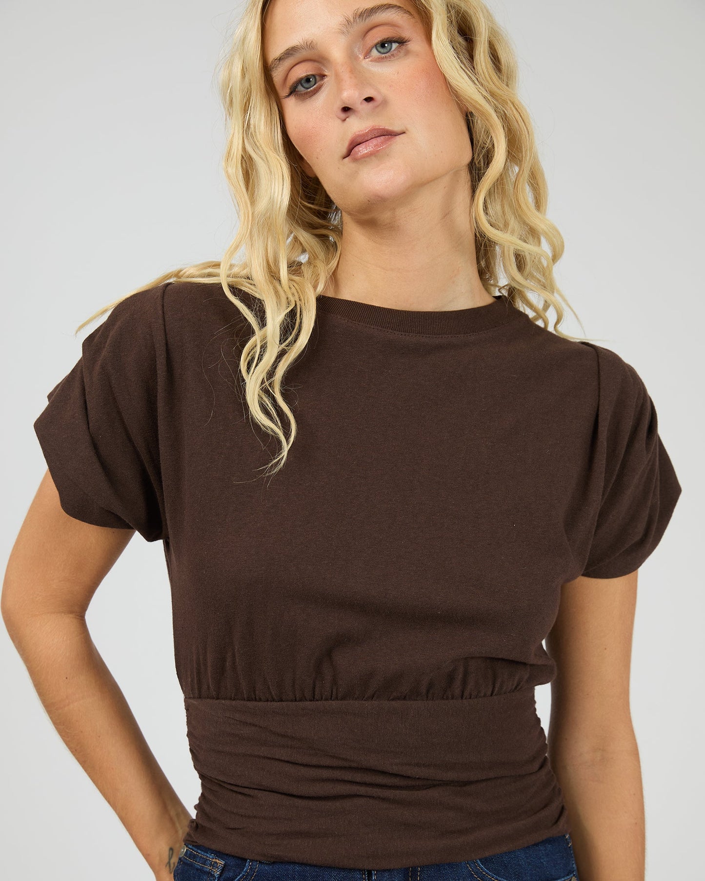 ALL ABOUT EVE Halle Tee - Brown