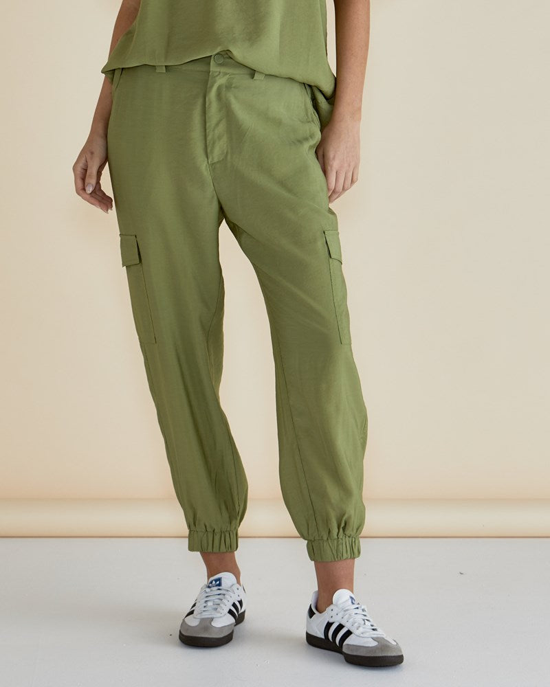 BETTY BASICS Adrianna Jogger - Pistachio