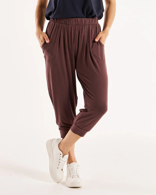 BETTY BASICS TOKYO STRETCHY 3/4 PANT - NUTMEG