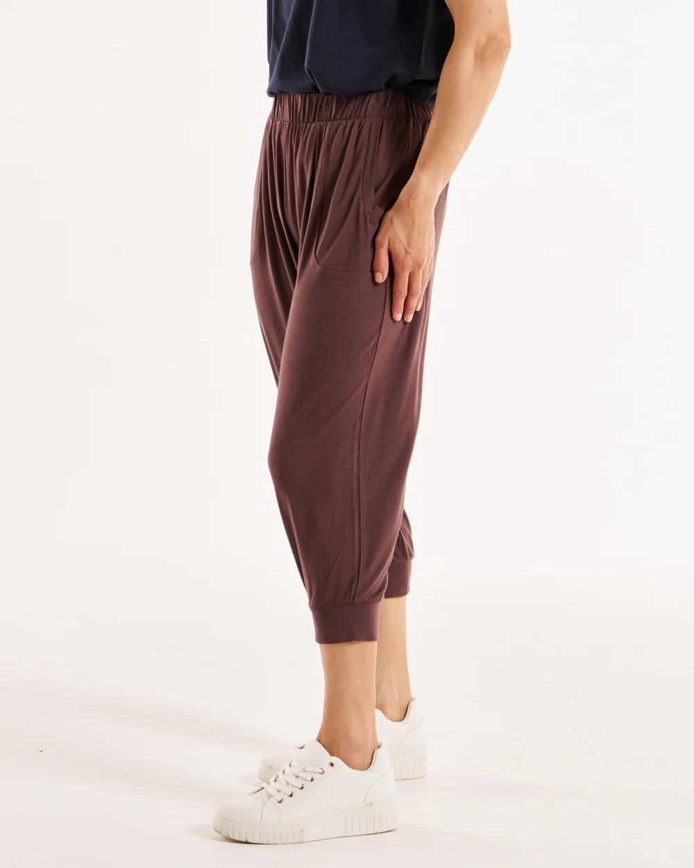 BETTY BASICS TOKYO STRETCHY 3/4 PANT - NUTMEG