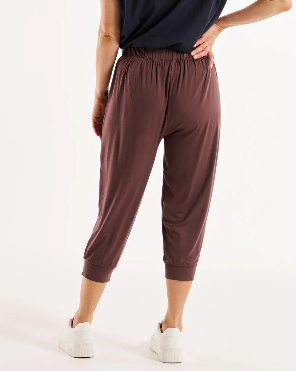 BETTY BASICS TOKYO STRETCHY 3/4 PANT - NUTMEG